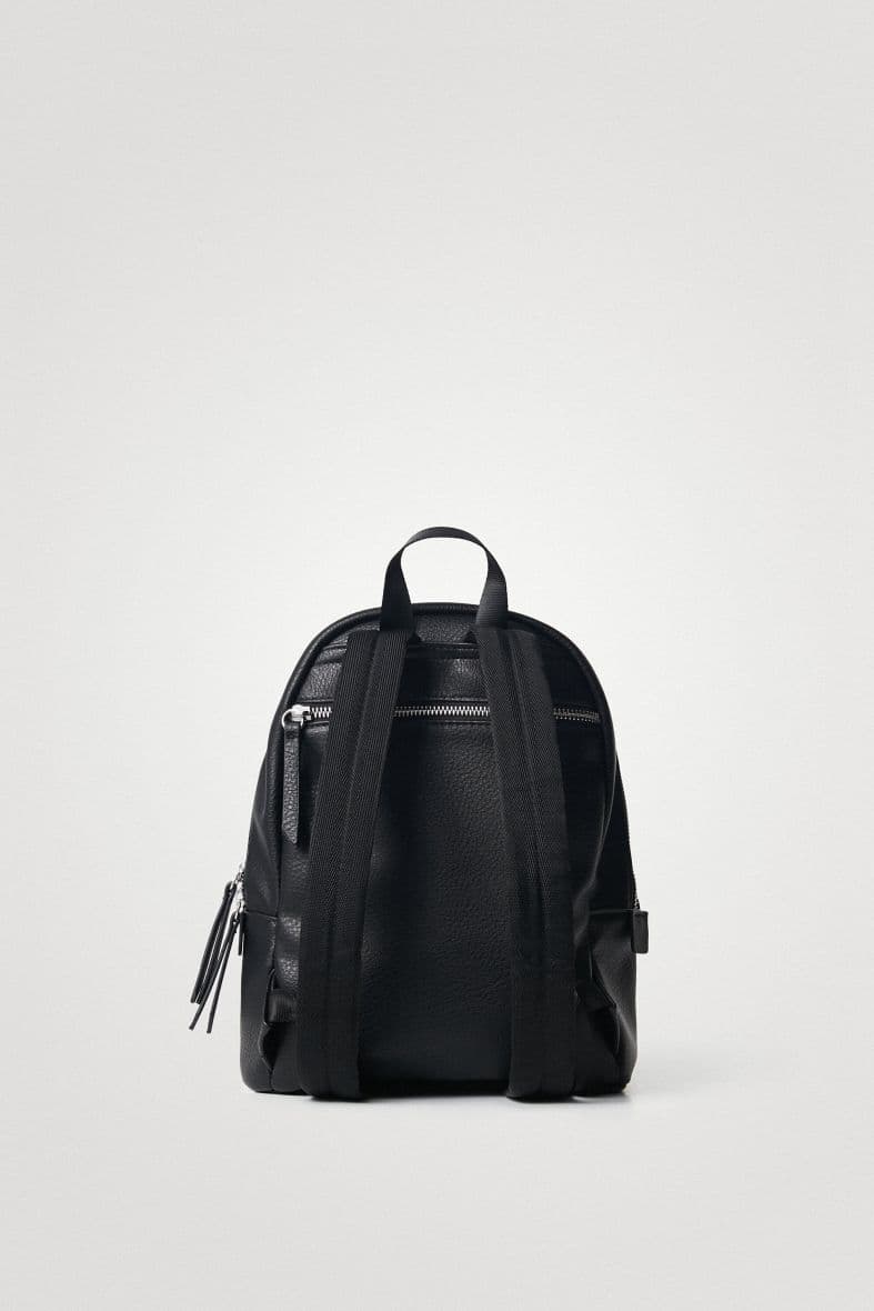 DESIGUAL MOMBAS — vue 3
